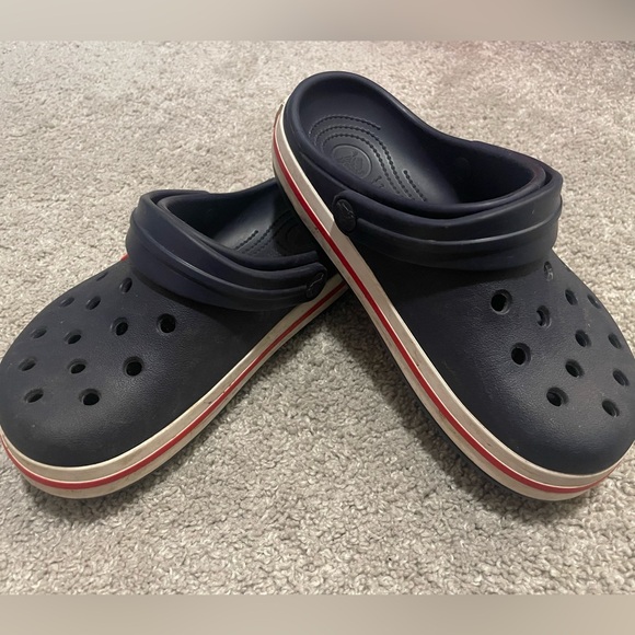 Crocs sandals kids size 2 in dark blue great condition - Picture 6 of 8